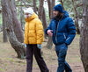 Hovedrolleinnehaveren i gul boblejakke og regissøren i blå boblejakke går sammen i skogen